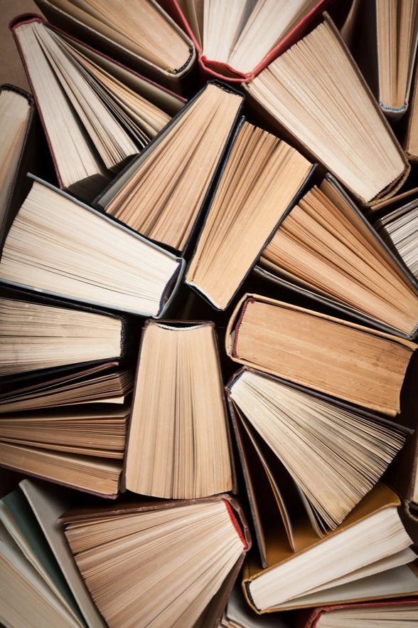 Une pile de livres vus de dessus